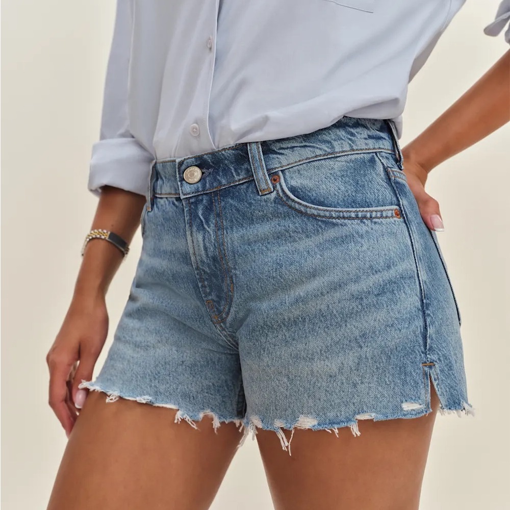 NWT Reformation Sutton Low Rise 2.5” Slouchy Jean Shorts - size 26